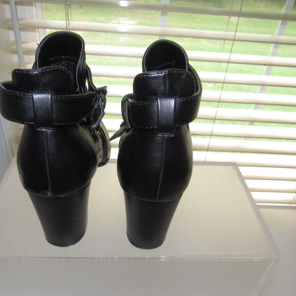 Liz Claiborne Camelia Black Leather Cut-Out Strap Booties — Pointed-Toe Size 10 - Picture 7 of 9